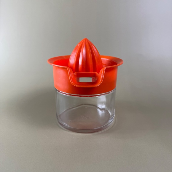 Vintage Gemco Glass Juicer with Orange Plastic Reamer | Mid-Century Kitchenware - Picture 11 of 11